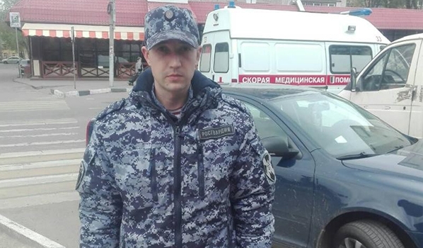 Росгвардеец не прошел мимо человека, которому стало плохо.