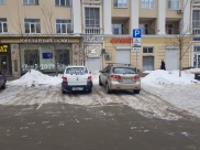 Места для инвалидов занимают даже ЧОПовцы.