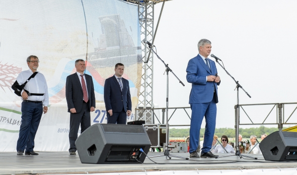 Губернатор Александр Гусев на выставке «День Воронежского поля».