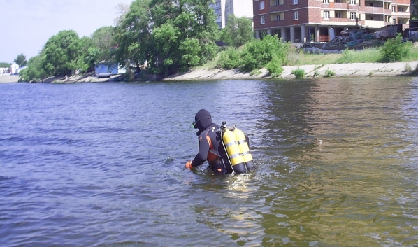 Тело мужчины подняли водолазы.