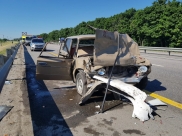 ВАЗ-2106 врезался в стоявшую после ДТП иномарку.