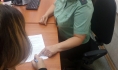 Мать двоих детей принудительно доставили к судебным приставам.