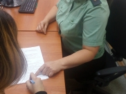 Мать двоих детей принудительно доставили к судебным приставам.