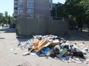 Мусор бросают около контейнерной площадки.