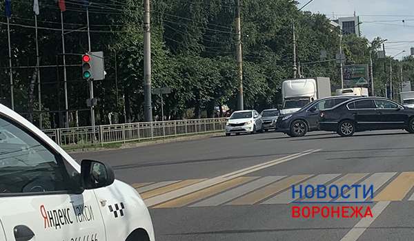Красно-зеленый светофор в Воронеже.