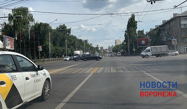 Красно-зеленый светофор в Воронеже.