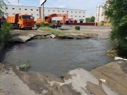 На месте порыва магистрального водовода.