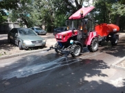 В жару поливают асфальт во дворах.