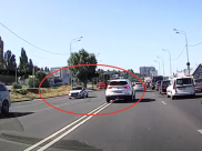 Нарушитель возвращается в свою полосу на глазах у полиции.