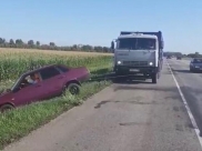 Машину помогли достать из кювета.