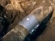 На поврежденный участок трубы установили муфту.