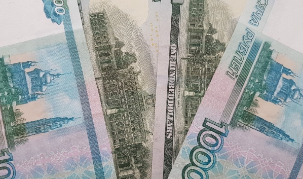 Мужчина хотел заработать на торговле валютой.
