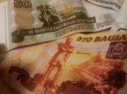 Женщина меняла пенсионерам деньги на билеты банка приколов.