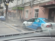 Водитель припарковался на тротуаре.
