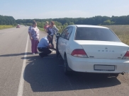 Инспекторы ГИБДД помогли автоледи.