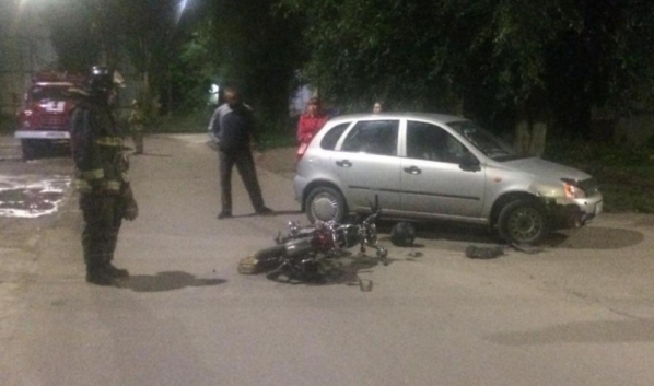 Машина врезалась в мотоцикл.