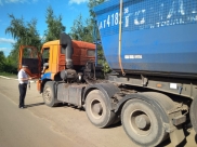 Грузовик застрял на подъеме.