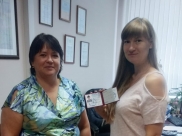 Елена Кондратьева получила удостоверение, став общественным инспектором по охране окружающей среды.