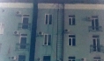 Мальчик сорвался с лестницы.