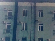 Мальчик сорвался с лестницы.