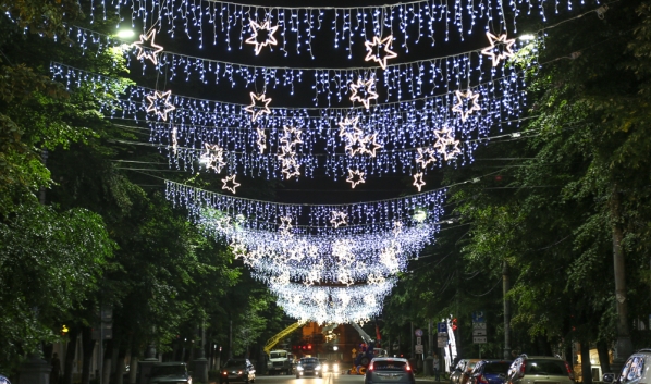 Улицы города украшают праздничной иллюминацией.