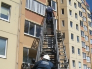 Спасатели сняли дете с балкона.