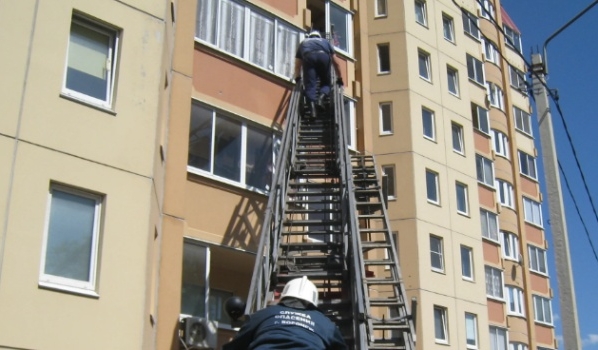 Спасатели сняли дете с балкона.