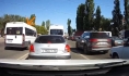Маршрутка едет по встречной полосе.
