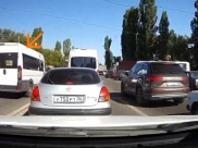 Маршрутка едет по встречной полосе.