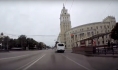 Водитель проехал на красный свет.