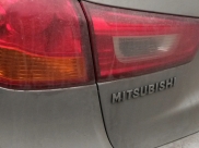 Mitsubishi разбили камнем.