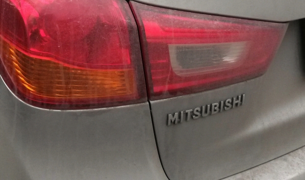Mitsubishi разбили камнем.