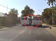 Маршрутка оказалась на встречной полосе.