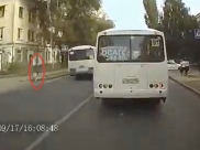 «ПАЗик» на встречной летит по пешеходному переходу.