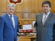Губернатор наградил главу района знаком отличия.
