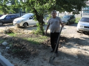 Жильцы убирают дворе после горе-ремонтников.