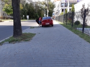 Иномарка стоит на тротуаре.