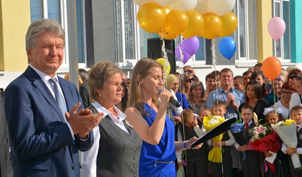 Владимир Ходырев на торжественно церемонии открытия школы.