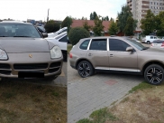 Porsche на тротуаре около БСМП.
