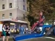 Дэдпул на крыше «Москвича».