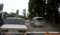 «Лада» объехала пробку по обочине.