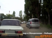 «Лада» объехала пробку по обочине.