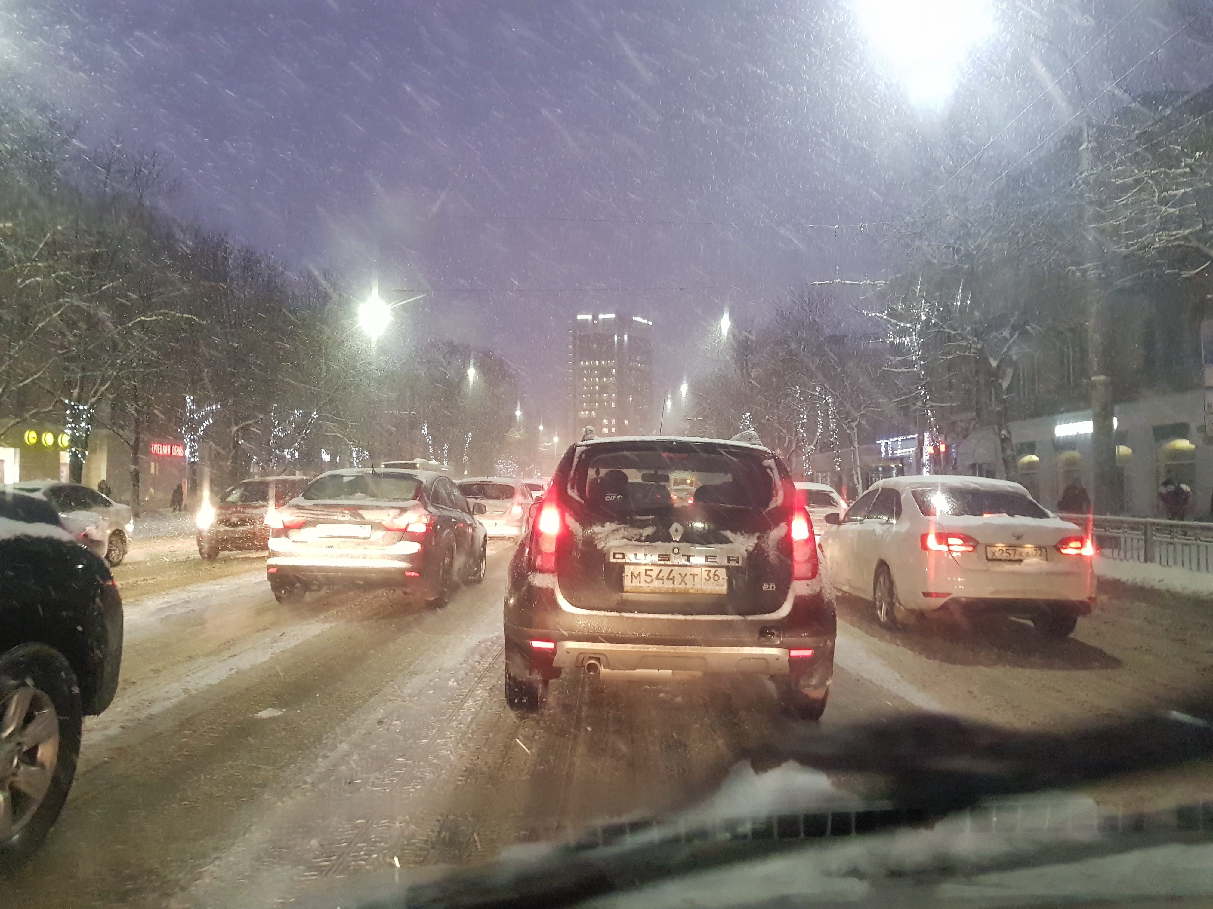 Хлопки в воронеже сегодня ночью. Воронеж гиф. Минус 4 снег. Воронеже есть сейчас снег на данный момент. Сегодня ночью минус 4.