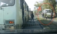 Маршрутка едет по тротуару.