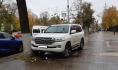 Внедорожник припарковали на тротуаре.