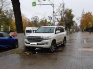 Внедорожник припарковали на тротуаре.