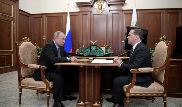 Путин повысил зарплату себе и Медведеву.
