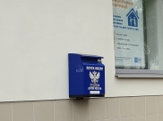 Парень пытался послать открытку почтой.
