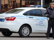 Автомобиль остановил инспектор ГИБДД.Автомобиль остановил инспектор ГИБДД.