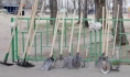Женщина замахнулась на полицейского лопатой.